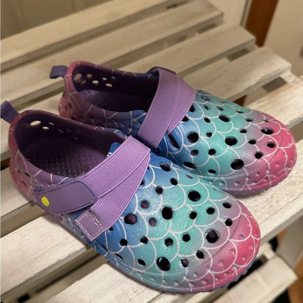 Western chief Girls 11-12 beach/river/play shoes
